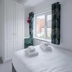 Welcoming 4bd House With Garden In Apartment