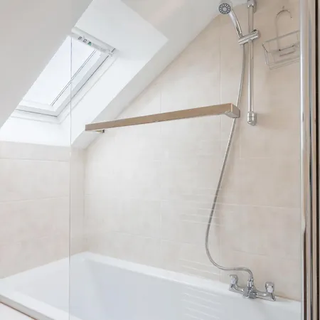 Lägenhet Welcoming 4bd House With Garden In