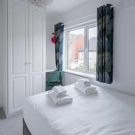 Welcoming 4bd House With Garden In Lägenhet