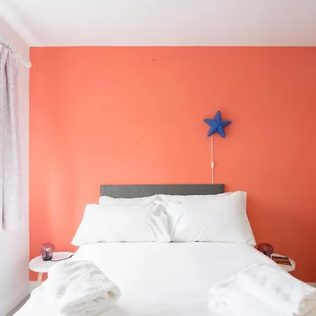 Lägenhet Welcoming 4bd House With Garden In