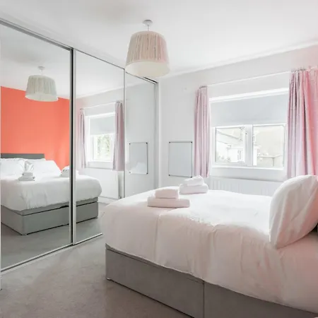 Welcoming 4bd House With Garden In Lägenhet *