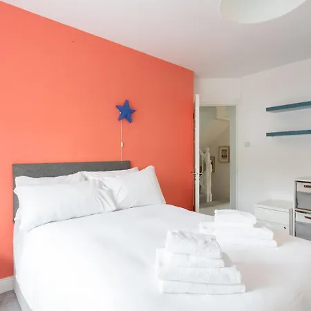 Welcoming 4bd House With Garden In Lägenhet