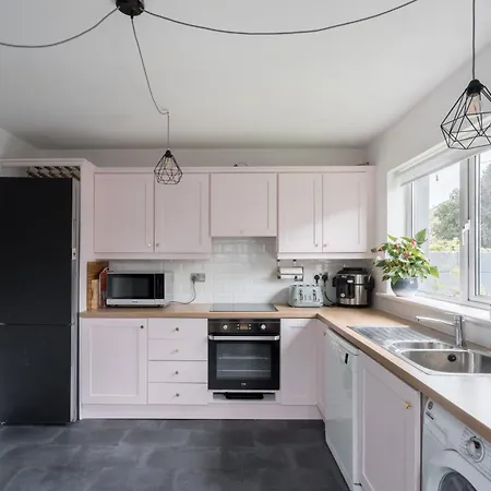 Welcoming 4bd House With Garden In Dublin