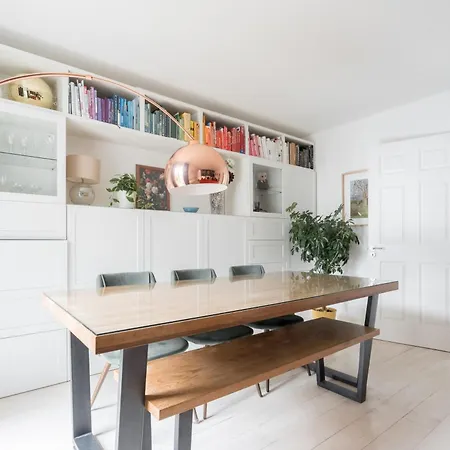 Welcoming 4bd House With Garden In Lägenhet