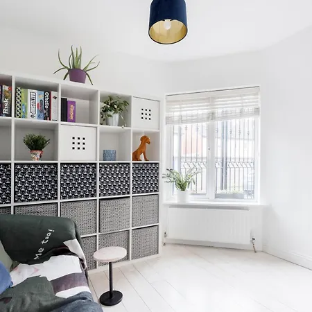 Lägenhet Welcoming 4bd House With Garden In