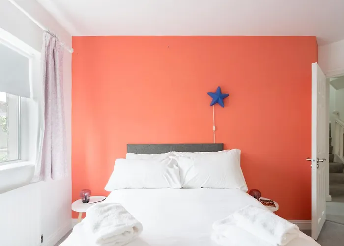 Apartament Welcoming 4bd House With Garden In