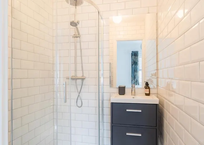 Apartament Welcoming 4bd House With Garden In *