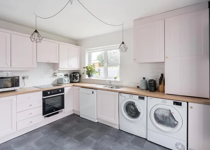 Welcoming 4bd House With Garden In Apartament