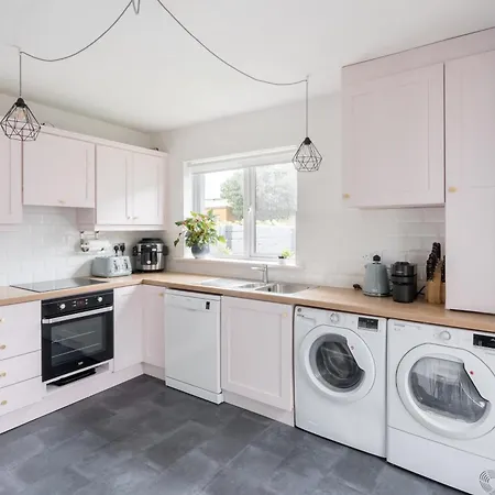 Welcoming 4bd House With Garden In Lejlighed