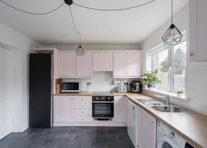 Welcoming 4bd House With Garden In Dublin