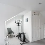 Welcoming 4bd House With Garden In